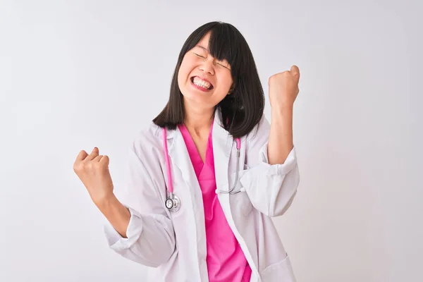 Mladá Krásná Čínská Doktorka Která Nosí Stetoskop Nad Osamělé Bílé — Stock fotografie