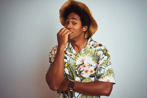 Hombre Afroamericano Vacaciones Con Camisa Verano Sombrero Sobre Fondo Blanco — Foto de Stock