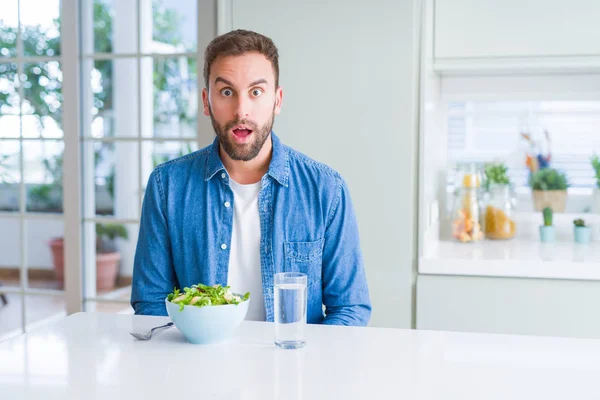 Knappe Man Het Eten Van Verse Gezonde Salade Bang Geschokt — Stockfoto