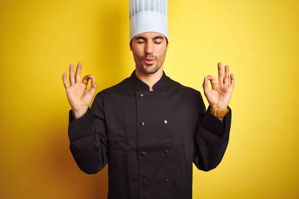 Joven Chef Vestido Uniforme Sombrero Pie Sobre Fondo Amarillo Aislado — Foto de Stock