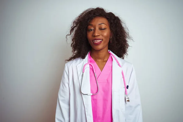 Médecin Afro Américain Femme Portant Stéthoscope Rose Sur Fond Blanc — Photo