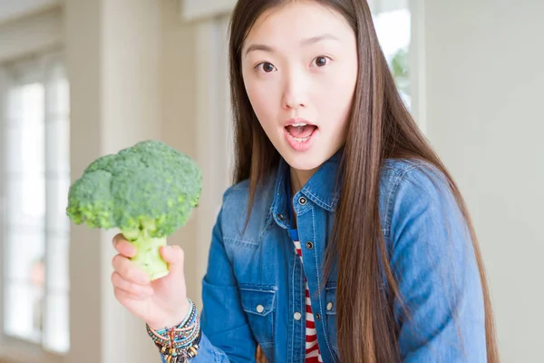 Güzel Asyalı Kadın Yeşil Taze Brokoli Yeme Sürpriz Bir Yüz — Stok fotoğraf