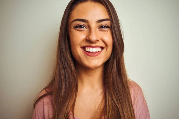 Genç Güzel Kadın Pembe Shirt Mutlu Bir Yüz Ayakta Dişleri — Stok fotoğraf