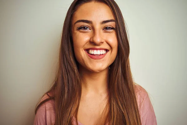 Jonge Mooie Vrouw Dragen Roze Shirt Staande Geïsoleerde Witte Achtergrond — Stockfoto