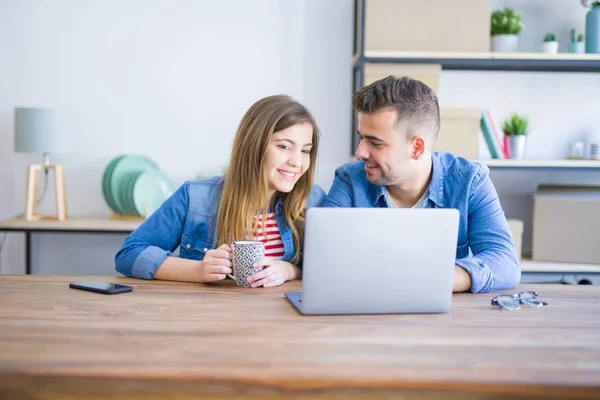 Young Couple Relaxing Drinking Coffee Using Computer Laptop Cardboard Boxes — Stock Photo, Image