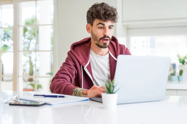 Mladý Student Který Používal Počítačový Laptop Zápisník Vyděsil Šoku Překvapením — Stock fotografie