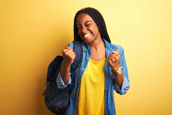 Africká Americká Studentka Batohu Stojící Nad Izolovaným Žlutým Pozadím Velmi — Stock fotografie