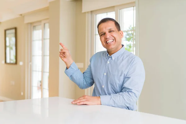 Hombre Mediana Edad Sentado Casa Con Una Gran Sonrisa Cara — Foto de Stock