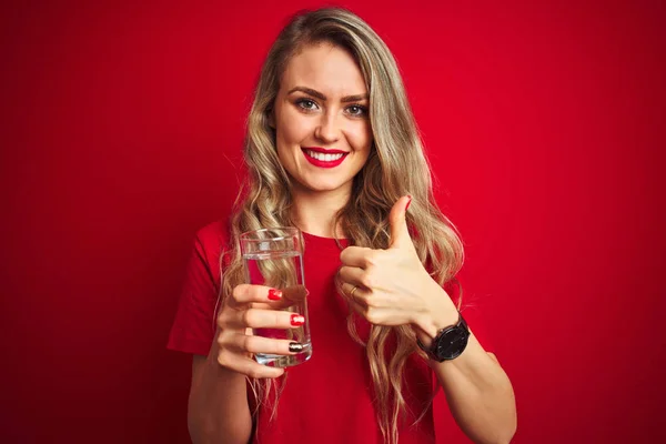 Genç Güzel Kadın Büyük Bir Gülümseme Işareti Yapıyor Mutlu Kırmızı — Stok fotoğraf