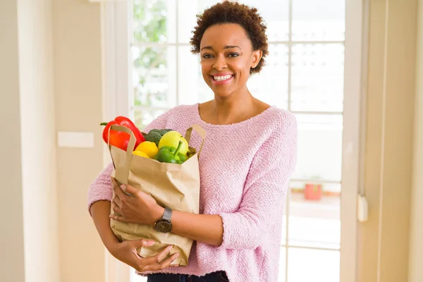 Jeune Femme Afro Américaine Tenant Sac Papier Plein Épicerie Fraîche — Photo