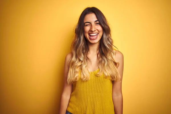Jonge Mooie Vrouw Dragen Shirt Gele Geïsoleerde Achtergrond Winking Kijken — Stockfoto