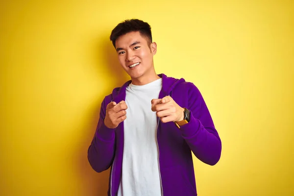 Joven Asiático Chino Hombre Vistiendo Sudadera Púrpura Pie Sobre Fondo — Foto de Stock
