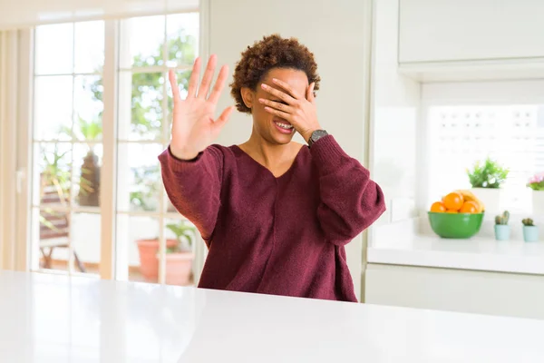 집에서 아름다운 아프리카 미국인 여성은 손으로 가리고 슬프고 두려움 표현으로 — 스톡 사진