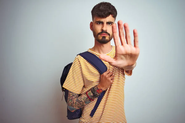 Jovem Estudante Com Tatuagem Vestindo Mochila Sobre Fundo Branco Isolado — Fotografia de Stock