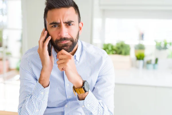 ハンサムなヒスパニックビジネスマンは 質問を考えてスマートフォンで話している会話を持っている 非常に混乱したアイデア — ストック写真