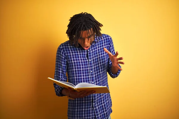Izole Sarı Arka Plan Üzerinde Kitap Okuma Dreadlocks Ile Afro — Stok fotoğraf