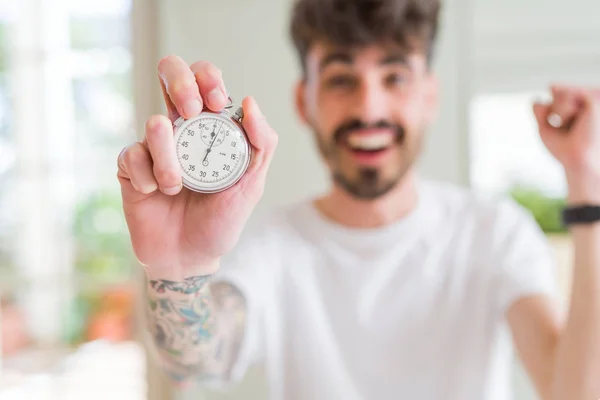 Jeune Homme Tenant Chronomètre Criant Fier Célébrant Victoire Succès Très — Photo