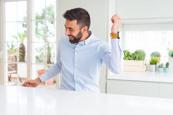 Hombre Negocios Hispano Guapo Bailando Feliz Alegre Sonriente Moviéndose Casual — Foto de Stock