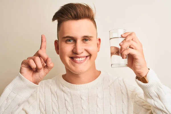 Jonge Knappe Man Drinken Glas Water Staande Geïsoleerde Witte Achtergrond — Stockfoto