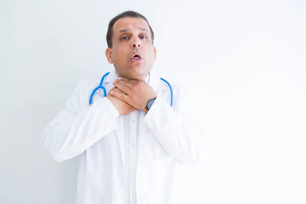 Medelåldern Doctor Man Bär Stetoskop Och Medicinsk Päls Över Vit — Stockfoto