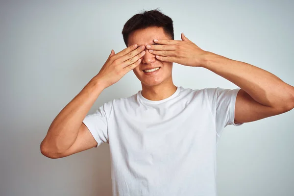 年轻的亚洲中国男子穿着T恤站在孤立的白色背景上 双手微笑着欢快有趣 盲概念 — 图库照片