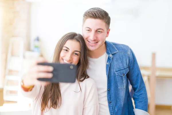 Vackra Unga Paret Leende Lycklig Tar Selfie Foto Med Smartphone — Stockfoto