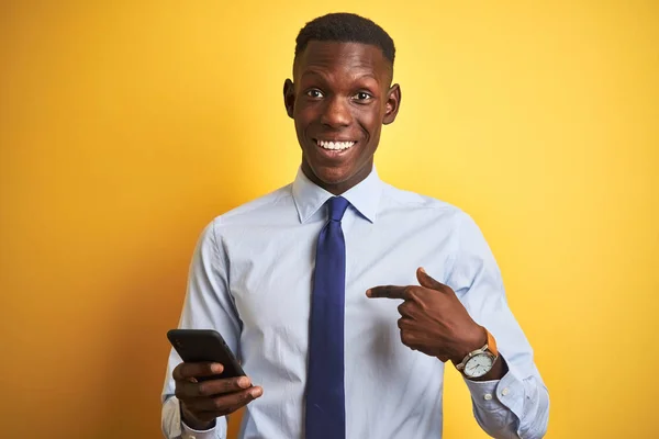 Afroamerikansk Affärsman Som Använder Smartphone Stående Över Isolerad Gul Bakgrund — Stockfoto