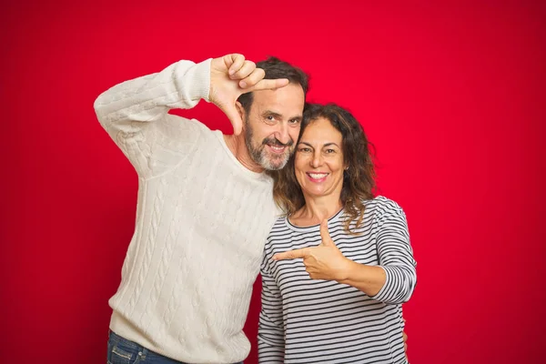 Belo Casal Meia Idade Vestindo Camisola Inverno Sobre Fundo Vermelho — Fotografia de Stock