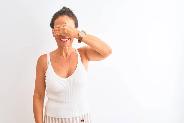 Mulher Meia Idade Vestindo Camiseta Casual Óculos Sobre Fundo Branco — Fotografia de Stock