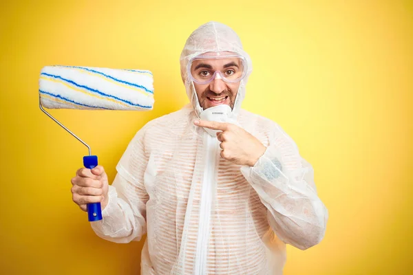 Joven Hombre Vistiendo Equipo Pintor Sosteniendo Rodillo Pintura Sobre Fondo — Foto de Stock