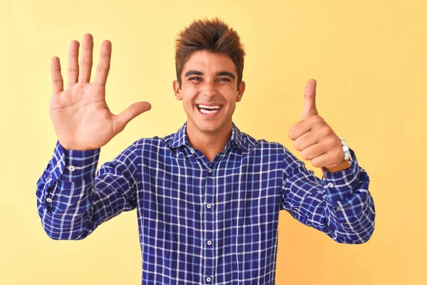 Junger Gutaussehender Mann Lässigem Hemd Der Vor Isoliertem Gelben Hintergrund — Stockfoto