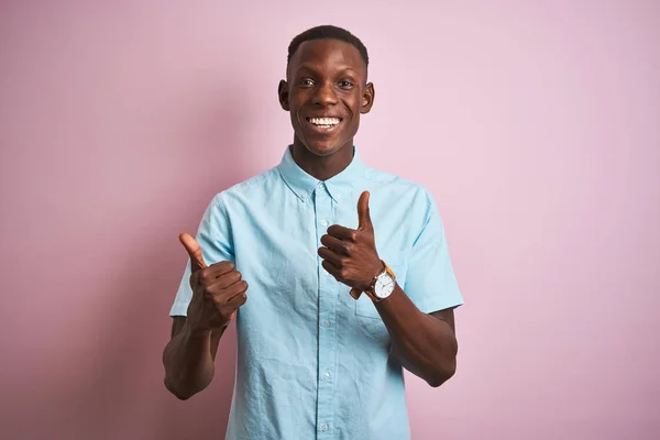 Hombre Afroamericano Con Camisa Casual Azul Pie Sobre Signo Éxito —  Fotos de Stock