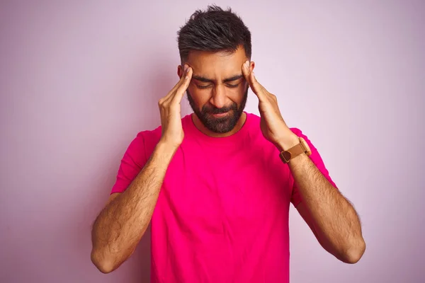 Giovane Indiano Che Indossa Shirt Piedi Sopra Isolato Sfondo Rosa — Foto Stock