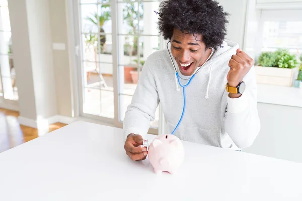 Homem Afro Americano Segurando Estetoscópio Verificando Saúde Financeira Mealheiro Gritando — Fotografia de Stock