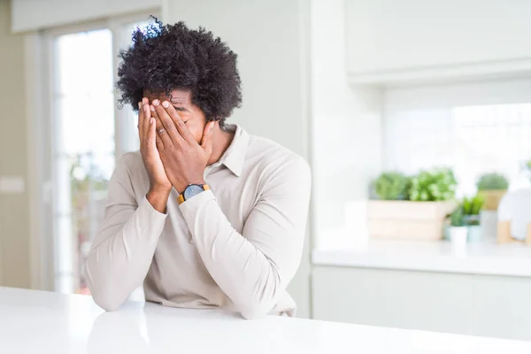 Afro Américain Maison Avec Une Expression Triste Couvrant Visage Avec — Photo