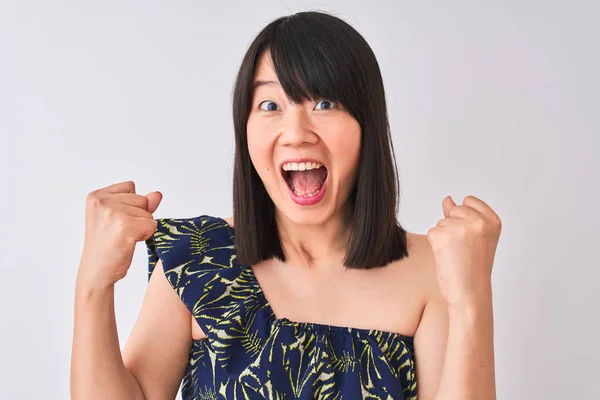 Jovem Mulher Chinesa Bonita Vestindo Verão Floral Shirt Sobre Isolado — Fotografia de Stock