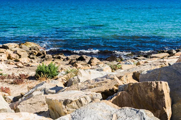 İnanılmaz güzel mavi okyanus ve güneşli bir günde, doğal açık peyzaj plajda kayalar