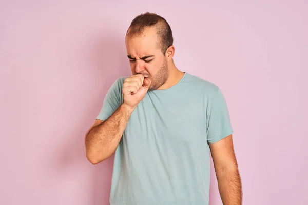 분홍색 서있는 파란색 캐주얼 티셔츠를 청년은 기관지염의 증상으로 기분이 기침을합니다 — 스톡 사진