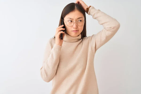 Giovane Donna Cinese Parlando Sullo Smartphone Sfondo Bianco Isolato Confondere — Foto Stock