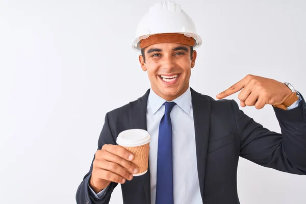 Giovane Bello Architetto Uomo Indossa Casco Bere Caffè Sfondo Bianco — Foto Stock