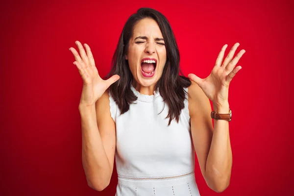 Jonge Mooie Vrouw Het Dragen Van Witte Jurk Staande Rode — Stockfoto