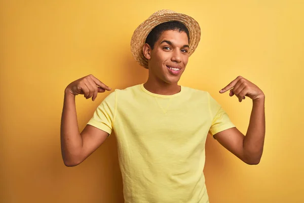 年轻的英俊阿拉伯男子穿着T恤和夏季帽子在孤立的低声背景看起来自信与微笑的脸 指着自己的手指骄傲和快乐 — 图库照片