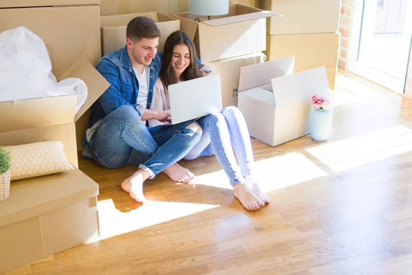 Pareja Joven Sentada Suelo Una Casa Nueva Alrededor Cajas Cartón — Foto de Stock