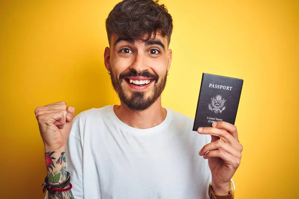 Jovem Com Tatuagem Vestindo Passaporte Dos Eua Sobre Fundo Amarelo — Fotografia de Stock