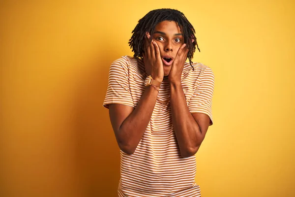 Afro Homem Com Dreadlocks Vestindo Listrado Shirt Sobre Isolado Amarelo — Fotografia de Stock