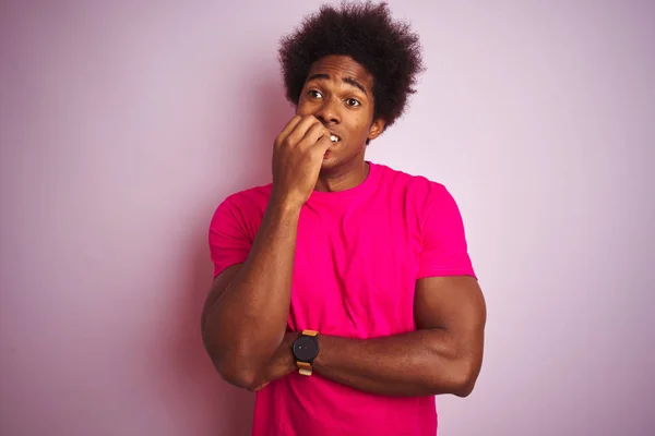 Junger Amerikanischer Mann Mit Afro Haaren Und Shirt Vor Isoliertem — Stockfoto