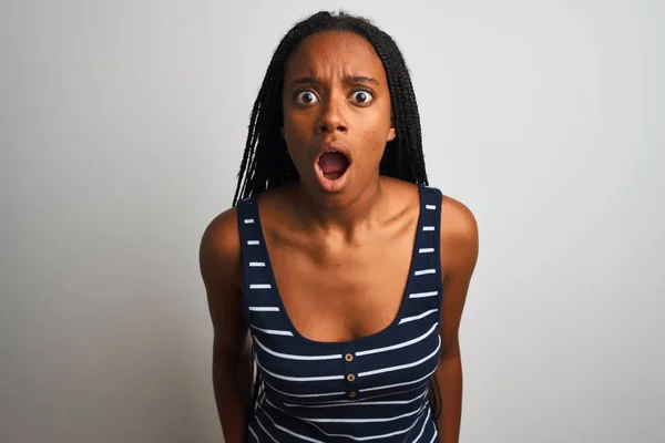 Jovem Afro Americana Vestindo Camiseta Listrada Sobre Fundo Branco Isolado — Fotografia de Stock