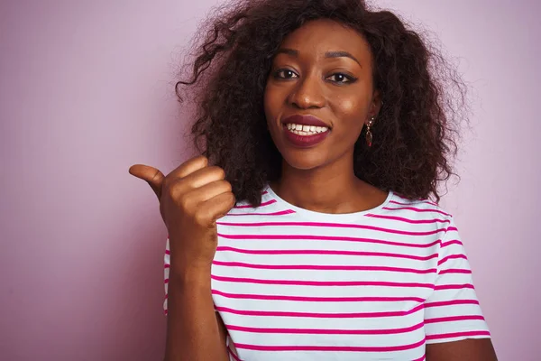 Joven Mujer Afroamericana Vistiendo Camiseta Rayas Pie Sobre Fondo Rosa —  Fotos de Stock