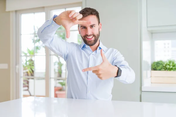 Hombre Negocios Guapo Sonriendo Haciendo Marco Con Manos Dedos Con —  Fotos de Stock