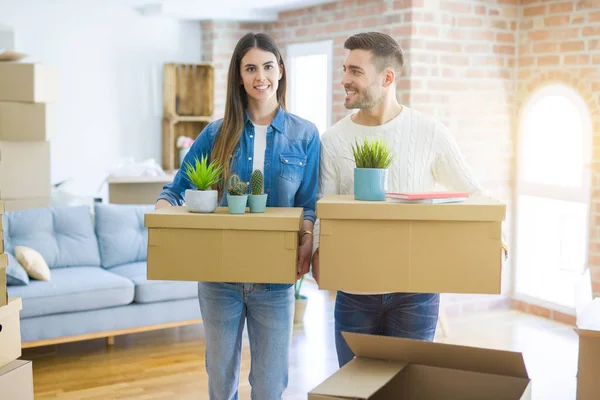 Jeune Couple Déménageant Dans Une Nouvelle Maison Souriant Heureux Tenant — Photo